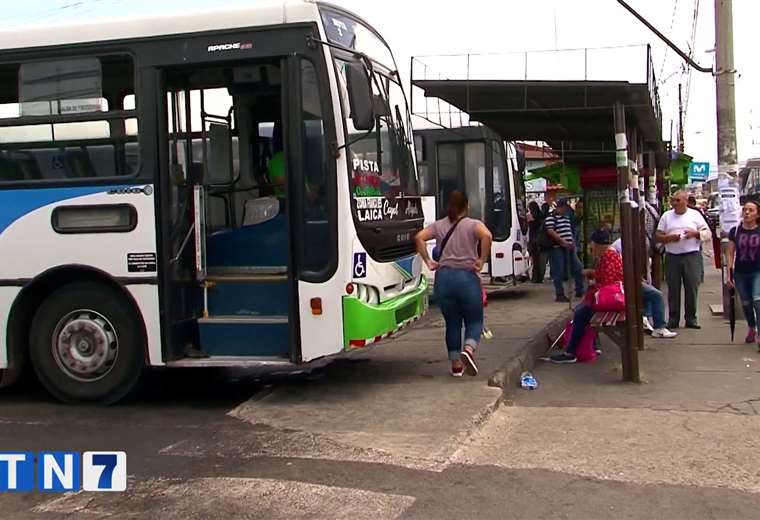 Pasajes de bus subirían 16% si Aresep aprueba aumento de combustible