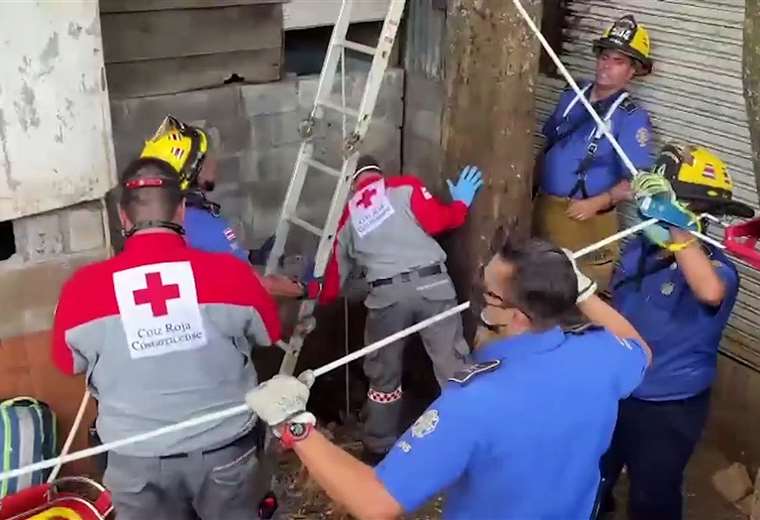 Hombre cae a fosa de 6 metros de profundidad en Alajuela