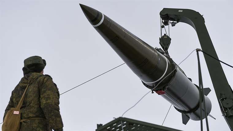 Moscú usa arma hipersónica en Ucrania, Zelenski insta al diálogo
