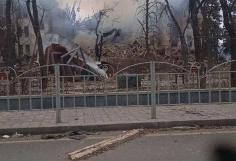 Ejército ruso bombardea escuela que servía de refugio en Mariúpol