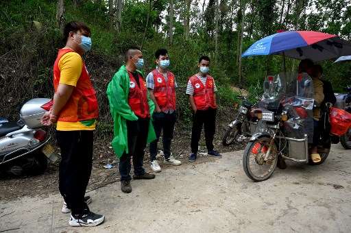 Equipos de rescate buscan rastros de pasajeros del avión accidentado en China