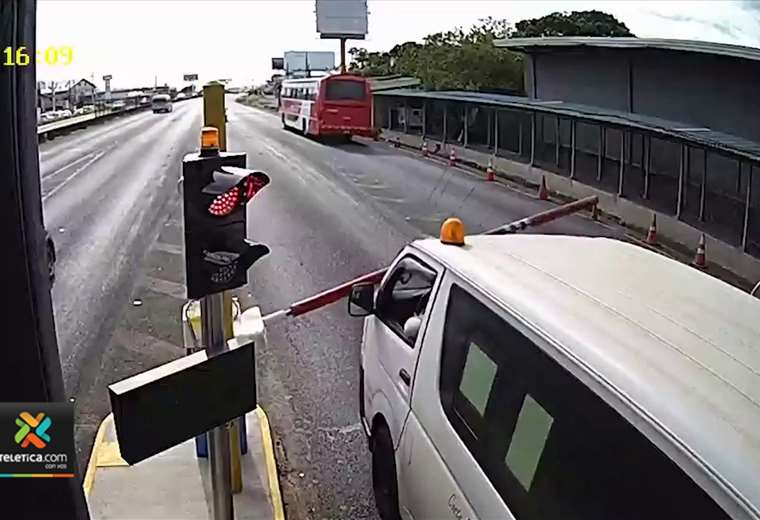 Video: varios vehículos se han llevado la aguja por no pagar peaje en Ruta 1