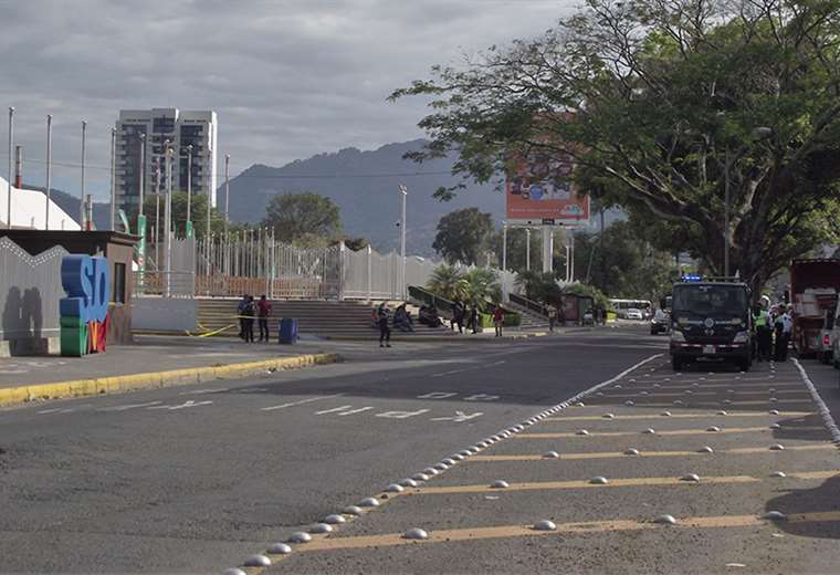 Tránsito advierte que multará a mal parqueados en cercanías del Estadio Nacional