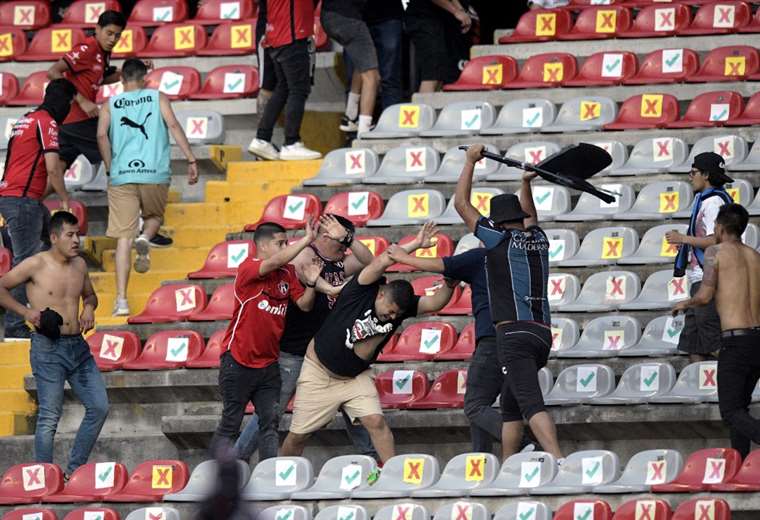 Restringen en México entrada de aficionados visitantes a estadios de fútbol por violencia