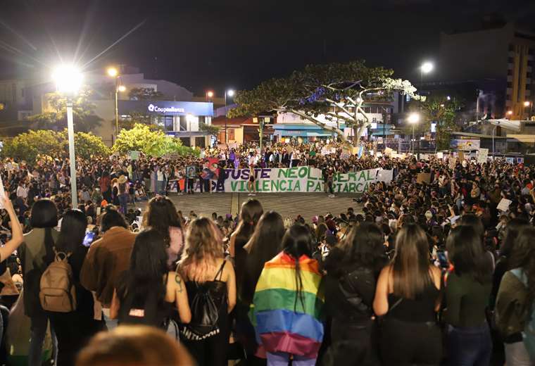 Con pancartas, tambores y camisetas con fotos de mujeres asesinadas cientos marchan en San José