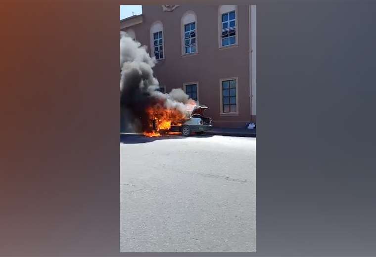 Video: Carro en llamas amenazó área de maternidad y capilla del San Juan de Dios
