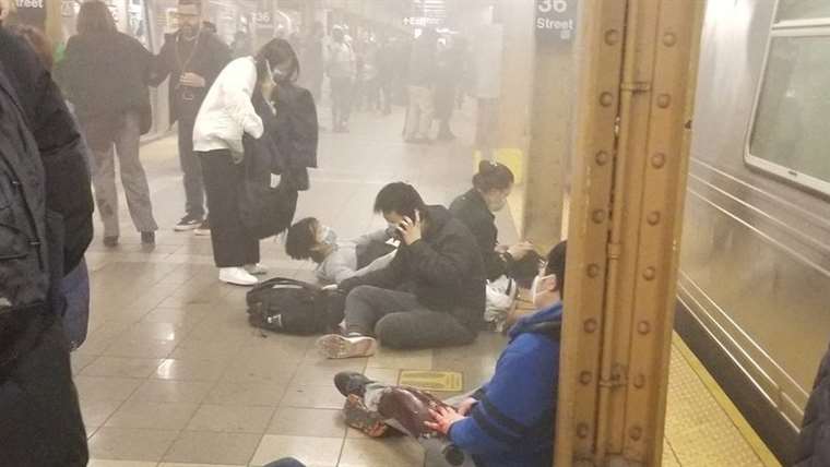 Buscan a hombre que hirió a 16 personas en el metro de Nueva York y se dio a la fuga