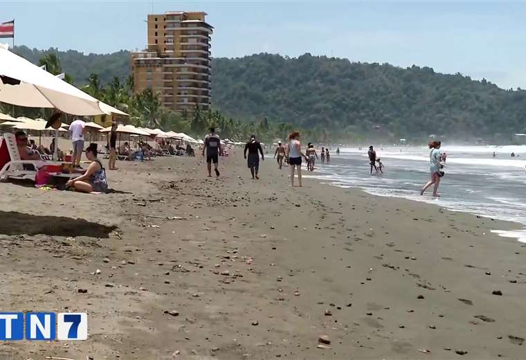 Centenares de vacacionistas ya abarrotan las playas del país