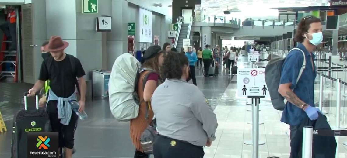 Migración aumentó personal en aeropuertos para evitar largas filas en  Semana Santa | Teletica