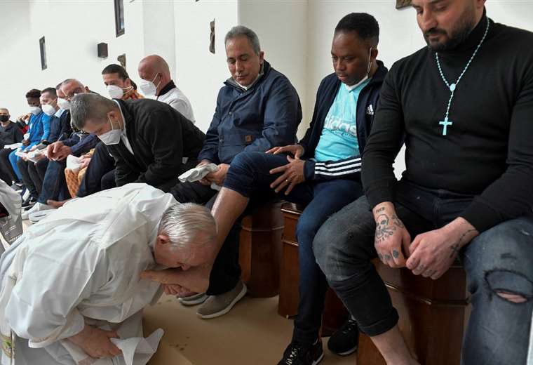 Papa celebró en una cárcel de Italia el tradicional lavado de pies del Jueves Santo
