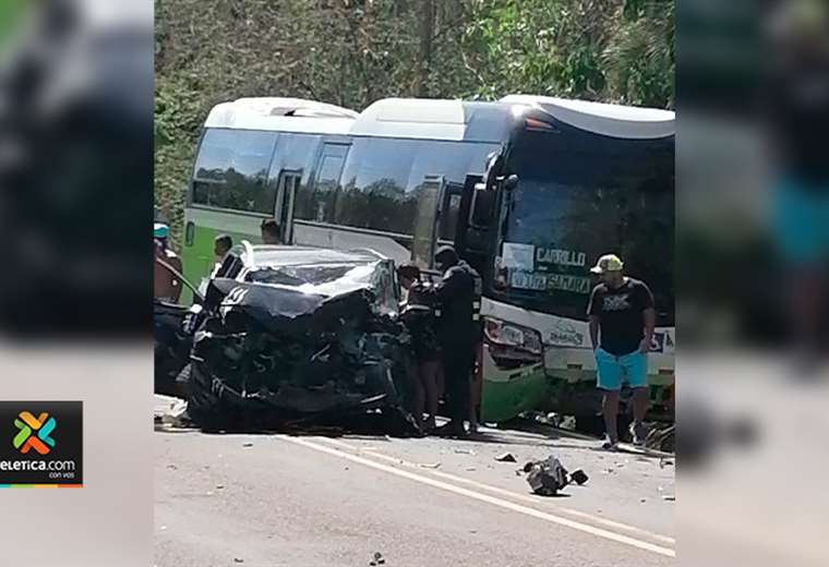 Una mujer fallecida y dos niños heridos tras choque de carro contra bus