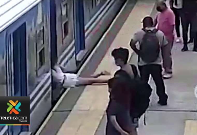 Video: Mujer sobrevive tras caer a línea férrea justo cuando pasaba el tren