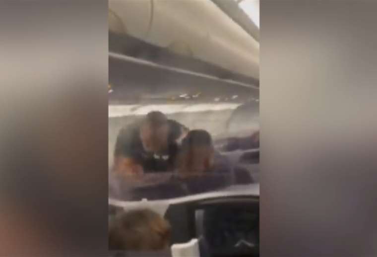 Video: Mike Tyson golpea a un pasajero en un avión en Estados Unidos
