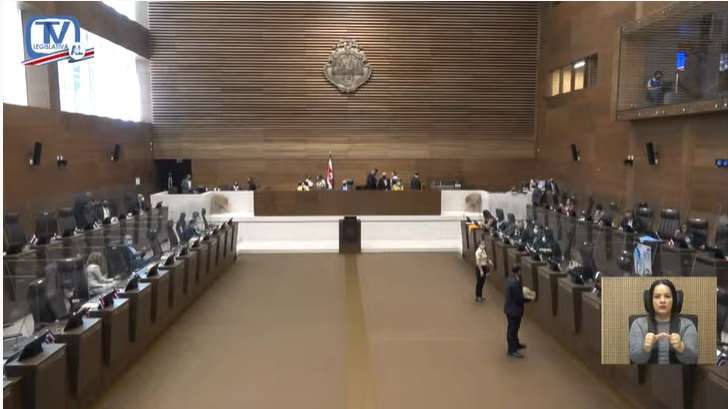 Diputados frenan sesión del Plenario por retiro de sus nombres de las curules