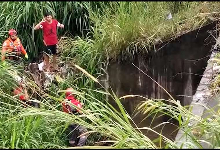 Rescatan a hombre que quedó atrapado en túnel por cabeza de agua
