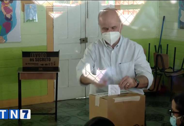 Video: Así fue el voto de Figueres en la Escuela San Cristóbal Sur