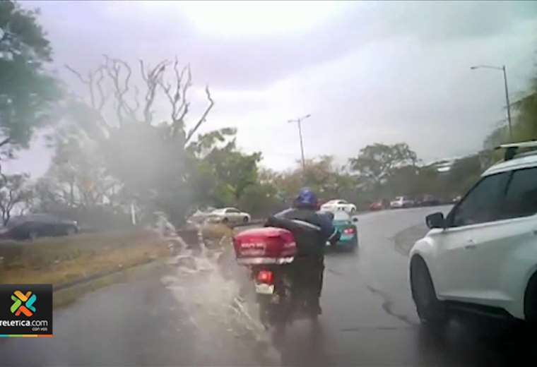 Video: motociclista sufrió aparatoso incidente debido a las lluvias