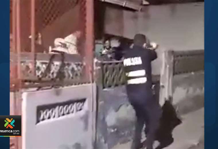 Video muestra cuando policía dispara a la pared para ayudar a compañero agredido en Hatillo