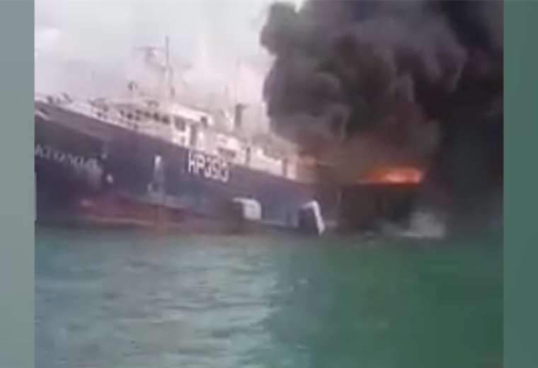 Video: Tripulantes se lanzan al mar tras explosión de barcos pesqueros en Panamá