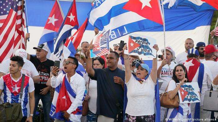 EE. UU. flexibiliza restricciones de visas y remesas familiares para Cuba