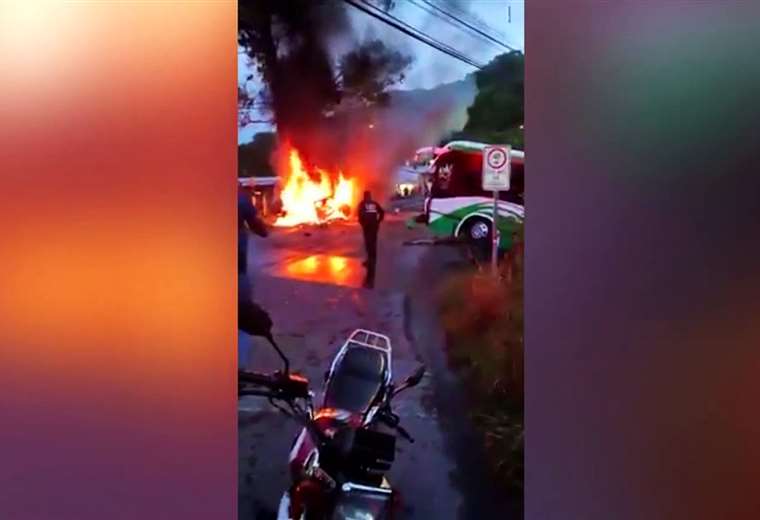 Video: Vagoneta se incendia tras chocar contra bus en Orosi