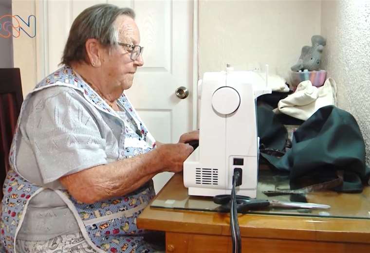 A sus 90 años, cose hermosos vestidos en Santa Bárbara de Heredia