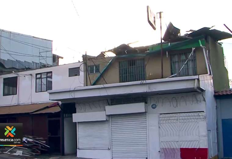Vecinos de La Aurora trabajan para reparar casas afectadas tras torbellino