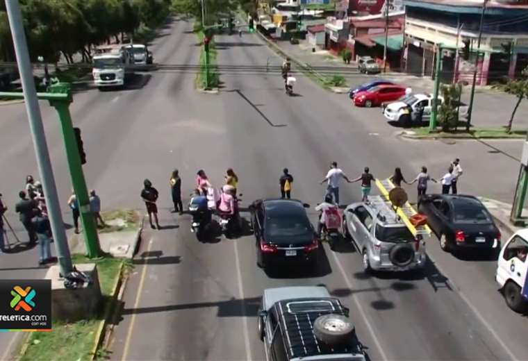 Vecinos de Hatillo bloquean Circunvalación como protesta por falta de agua