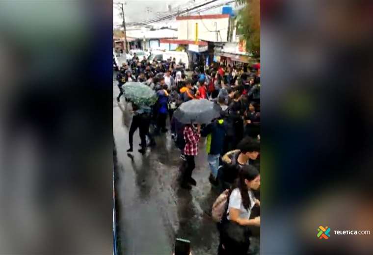 Cuatro menores detenidos tras trifulca entre policías y estudiantes en Desamparados