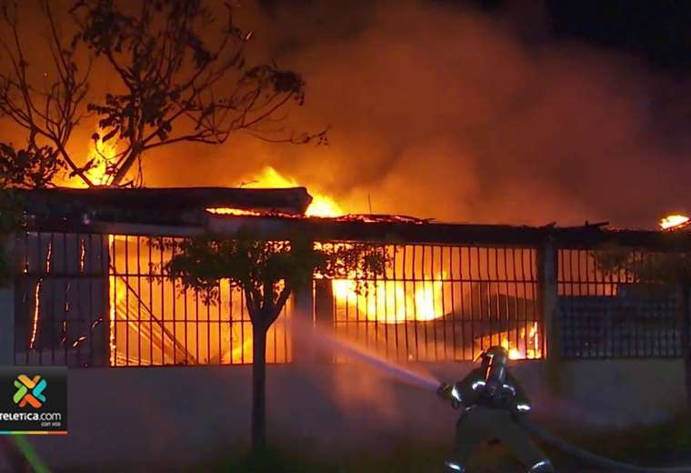 Video: Incendio consumió por completo una casa en Hatillo 8