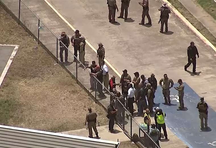 La policía de Texas bajo fuertes críticas tras masacre en escuela