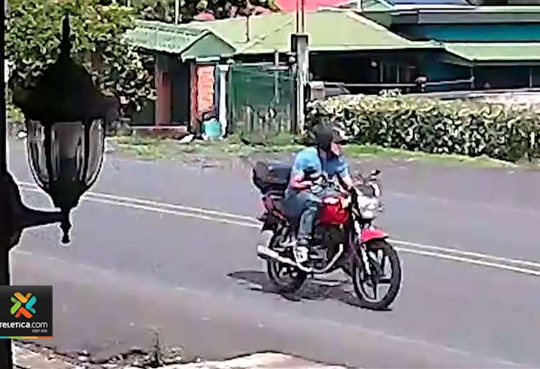 Video muestra a motociclista segundos después de supuestamente atacar sexualmente a ciclista
