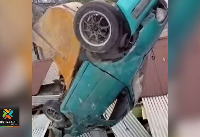 Video: Carro termina en el techo de una casa tras choque