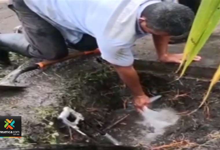 Decenas de litros de agua potable se desperdician en Hatillo 4 debido a una fuga
