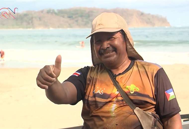 “Chilo” es el responsable de mantener playa Sámara limpia