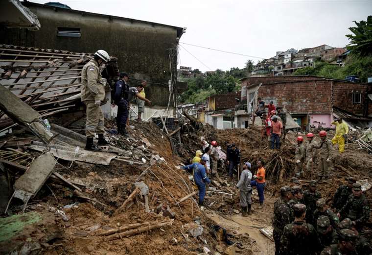 Fuertes lluvias en noreste de Brasil dejan ya 56 muertos y 56 desaparecidos