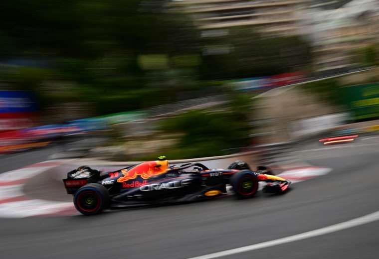 Pérez, aguafiestas en Bakú del duelo entre Leclerc y Verstappen
