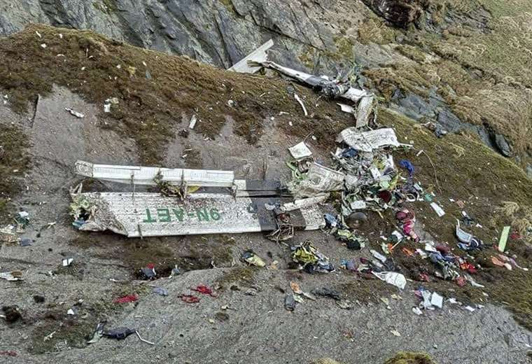Localizan 16 cuerpos en Nepal en el lugar donde se estrelló un avión