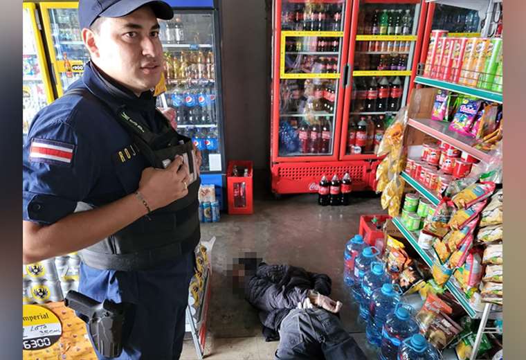 Durante asalto, policías entran a supermercado y detienen a cuatro sospechosos