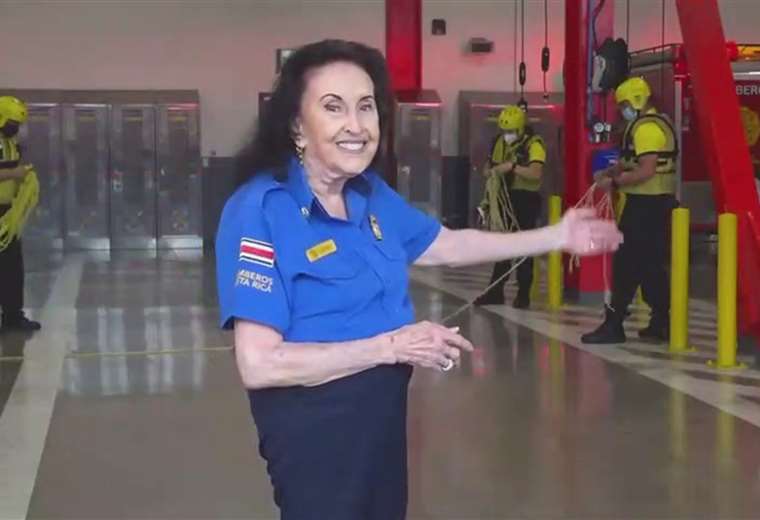 Doña Inés se convierte en bombera y le explica cómo prepararse para la época lluviosa