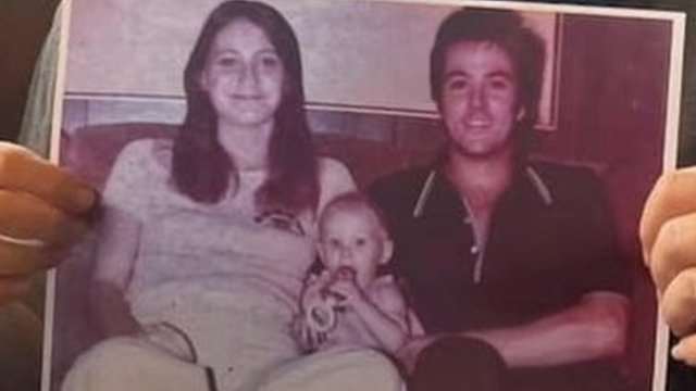 Encuentran "sana y salva" a hija secuestrada de pareja asesinada hace 42 años en Texas