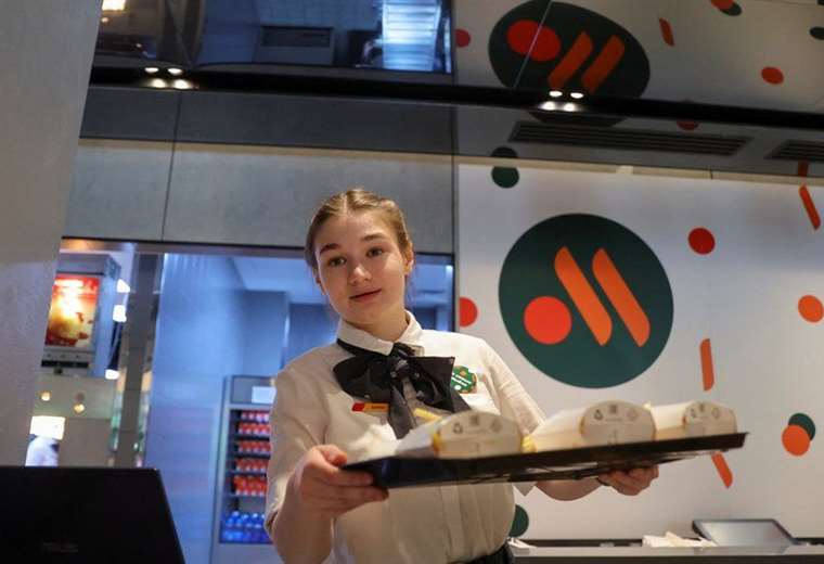 Rusia inaugura en Moscú Vkusno i Tochka, la tienda que reemplaza a McDonald's