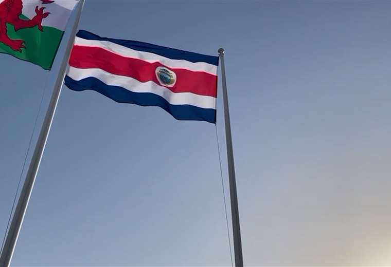 Bandera de Costa Rica ya ondea en Qatar al lado de los países mundialistas