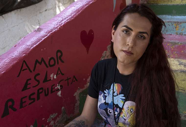 Con "alma de guerrera", mexicana trans brinda esperanza a migrantes indocumentados