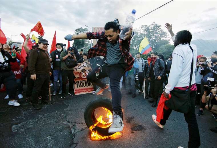 Miles de indígenas y estudiantes marchan en Quito en protesta antigobierno