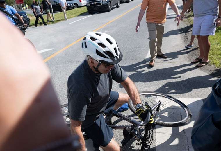 Biden sufre caída sin consecuencias al tratar de bajarse de bicicleta