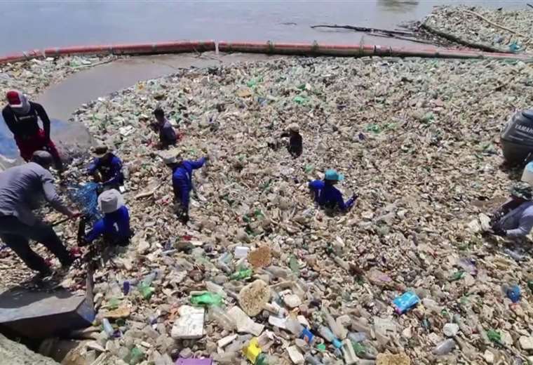 Video: Así funciona el interceptor de basura en el río más contaminado del mundo