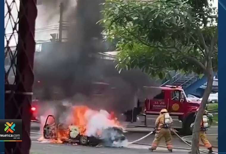 Video: Carro se quemó por completo en Hatillo