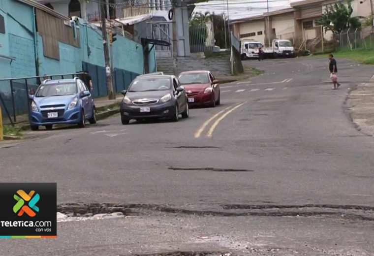 Carros sufren las consecuencias del pésimo estado de calle en Ipís