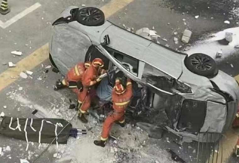 Dos personas mueren tras caída de carro eléctrico desde un tercer piso en China